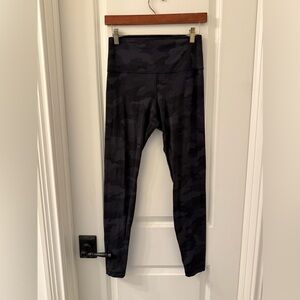 Lululemon Athletica Black Camouflage Leggings align (slight pilling inner thigh)